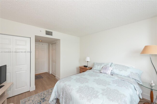 Building Photo - 1155 Brickell Bay Dr