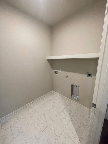 Building Photo - 2825 Peony Dr