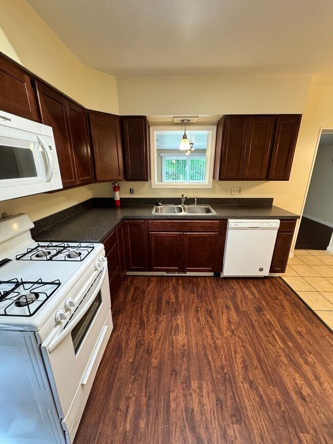 Building Photo - 4409 Sunnybrook Dr