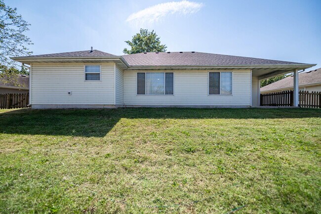 Building Photo - 709 Campusview Dr