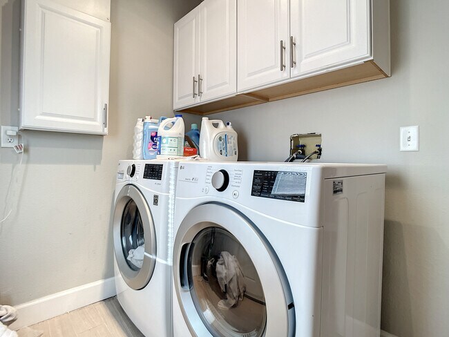 Building Photo - 762 S Beach St