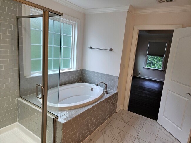 Building Photo - Beautiful unfurnished 3 bed 2.5 bath home ...