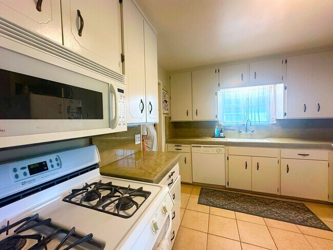 Building Photo - Welcome to your new home located centrally...