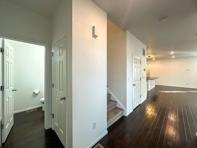 Building Photo - Senderos Creek 3bd paired home