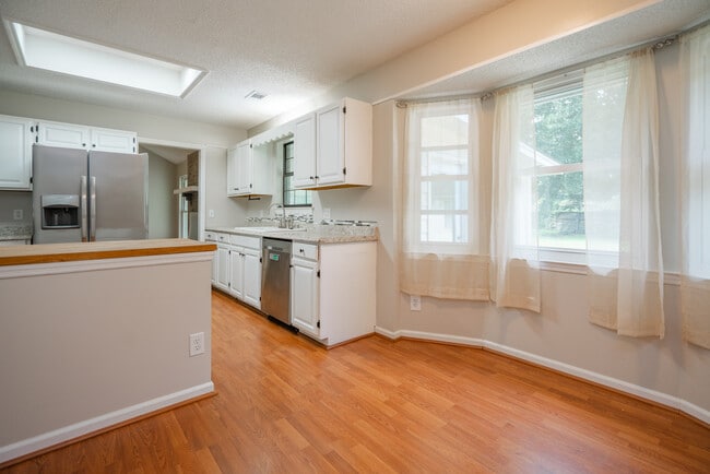 Building Photo - 122 Longleaf Cir