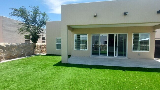 Building Photo - Beautiful 4 bedroom 2.5 bathroom home! READY NOW