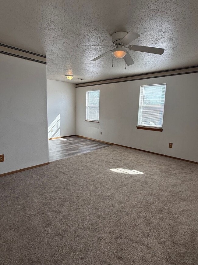 Building Photo - Convenient Location