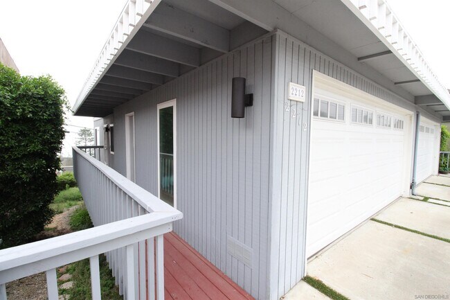 Building Photo - 2212 Edinburg Ave