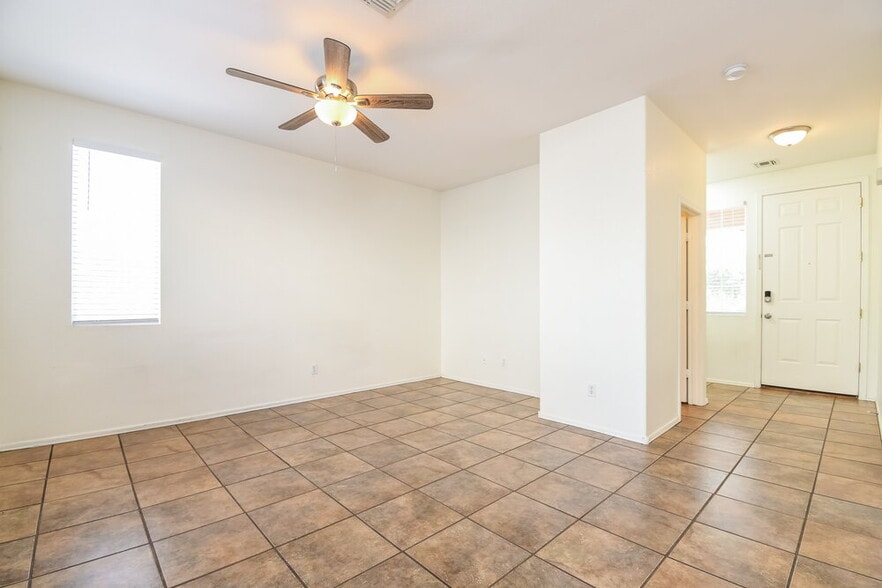 Building Photo - 1150 E Ferrara St