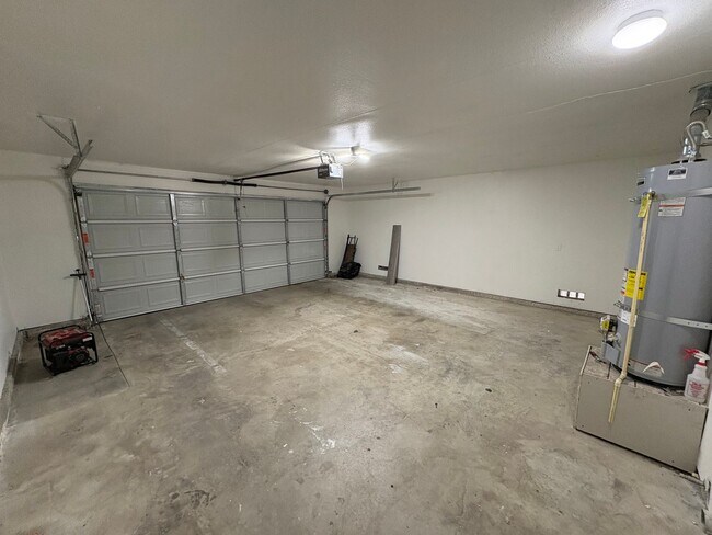 Building Photo - Solar equipped Lemoore home Available Now!