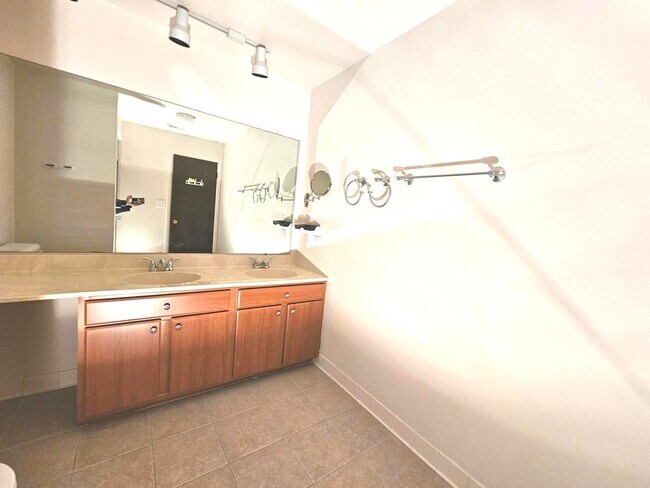 Building Photo - 1018 Castilian Ct