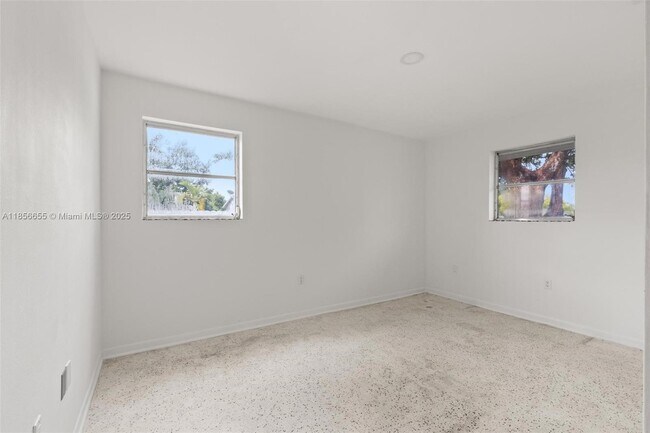 Building Photo - 1621 NW 13th Ave
