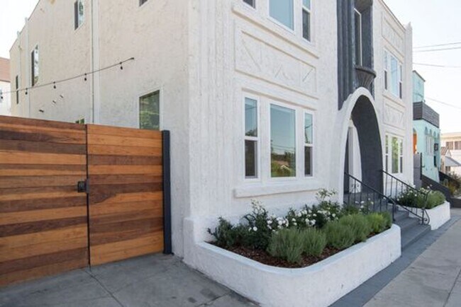 Building Photo - 830 N Coronado St