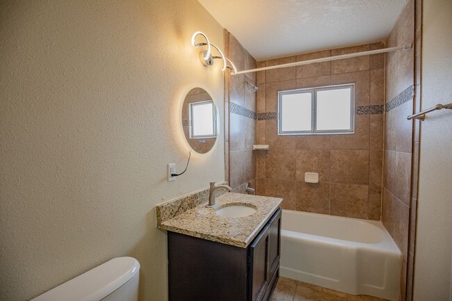 Building Photo - Charming 3 bedroom, 2 bath