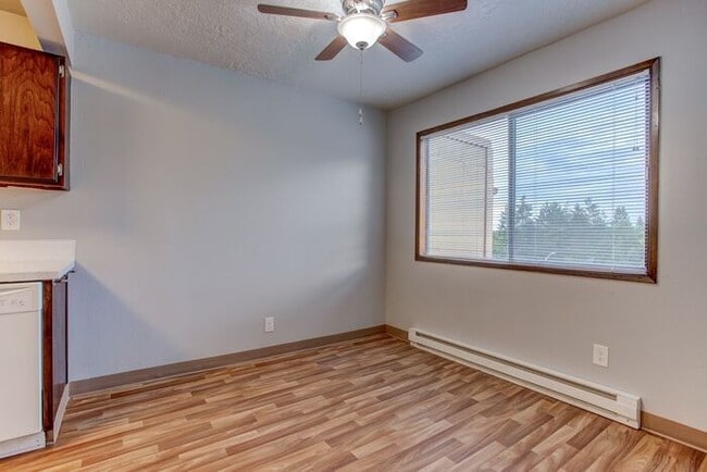 Building Photo - Spacious 2 bedroom apartment at French Cha...