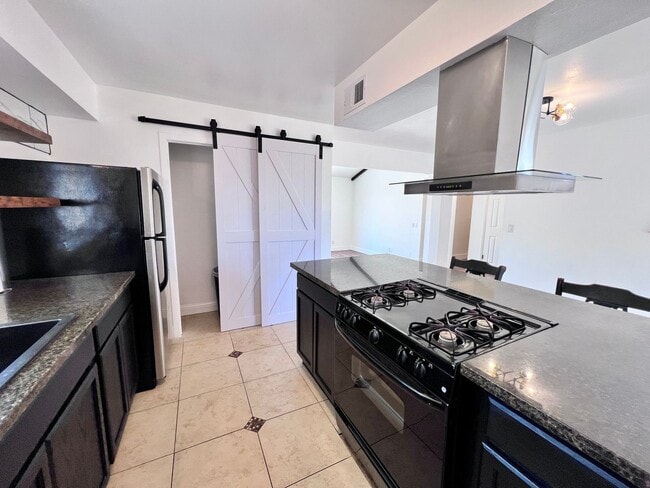 Building Photo - $2,395 Gettysburg & Minnewawa, 3 Bedroom 2...
