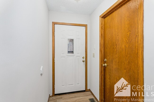 Building Photo - Spacious 3 Bedroom off of North Rock!