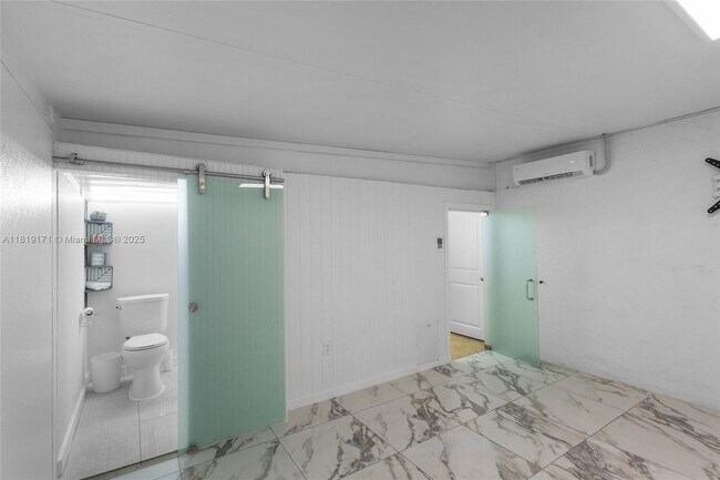 Building Photo - 2515 W 65th St