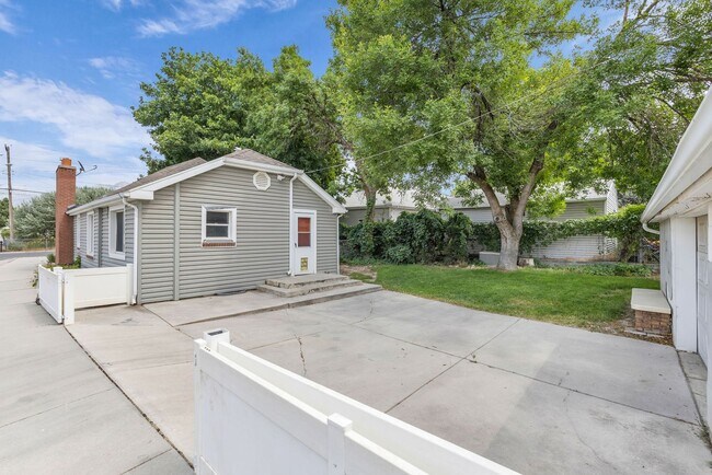 Building Photo - Beautiful and Bright 2 Bedroom 1 Bathroom Home in Murray!!