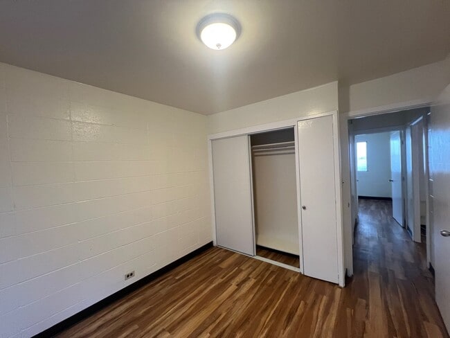 Building Photo - 2 Bed/1 Bath unit on Cleghorn St in Waikiki