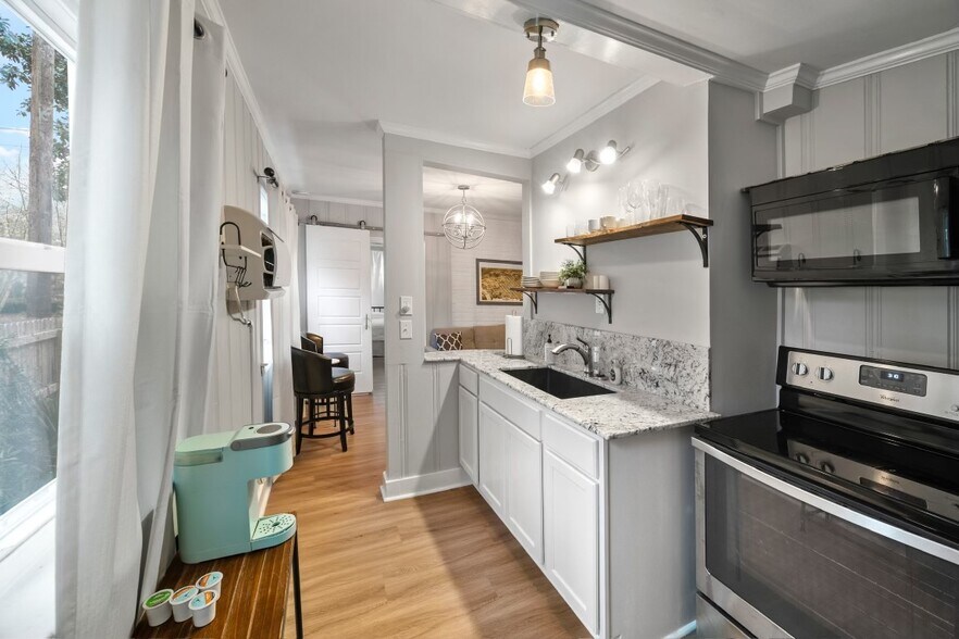 01_Kitchen - 4003 Devine St