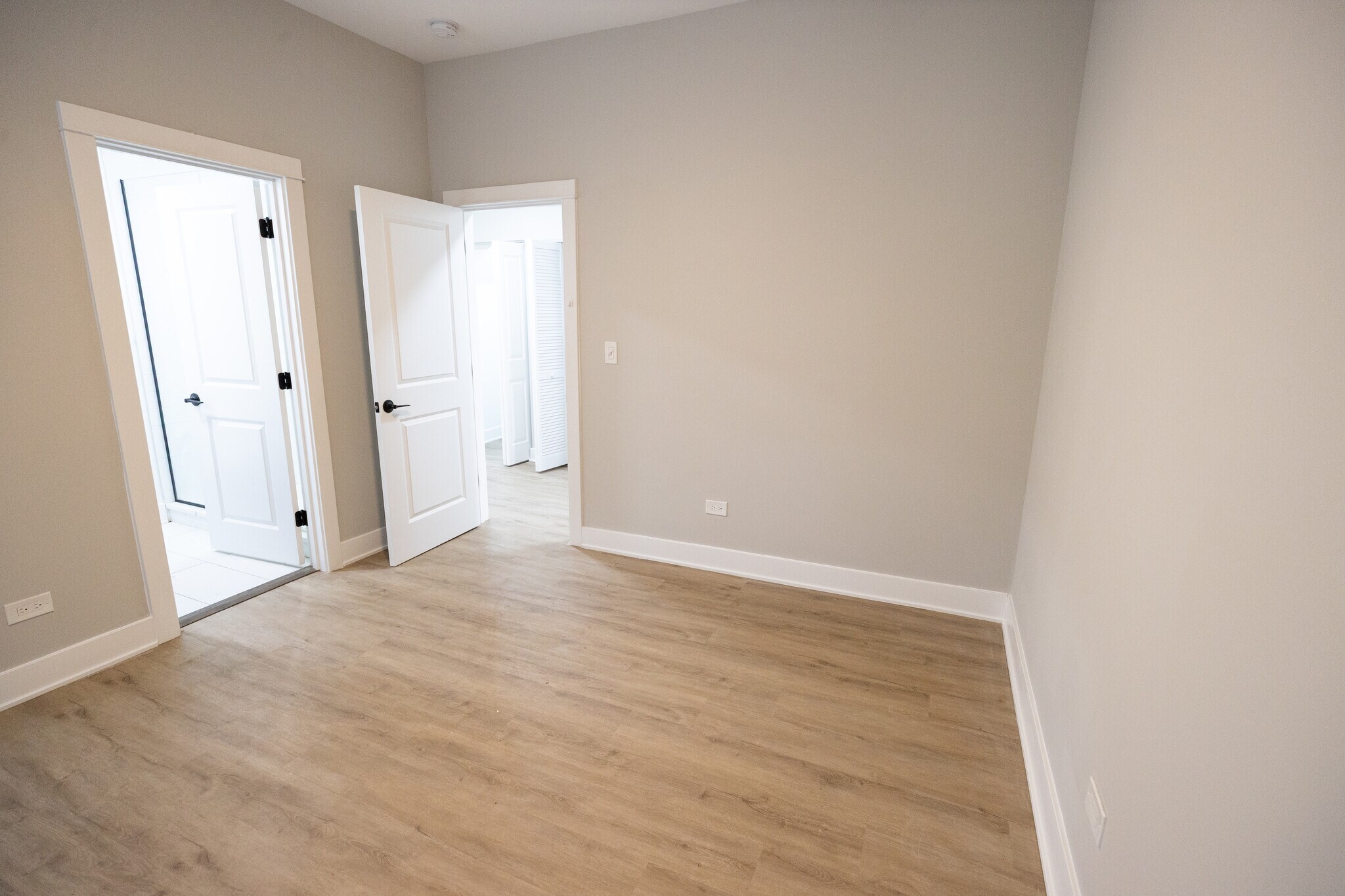 Building Photo - 2175 N Maplewood Ave