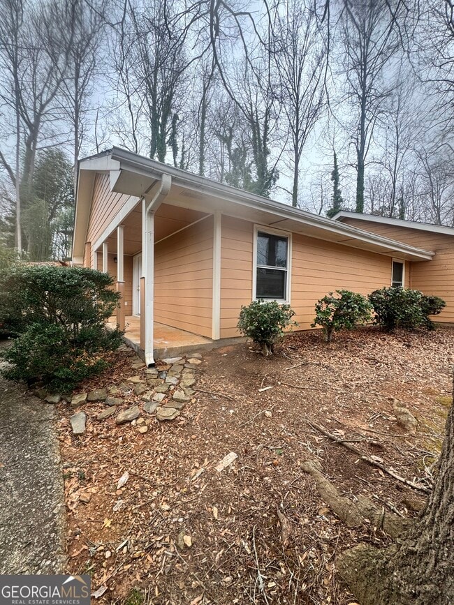 Building Photo - 736 Happy Hollow Rd