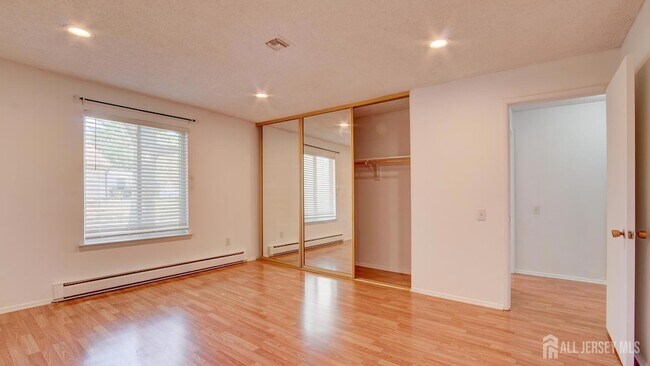 Building Photo - 94C Salix Plaza