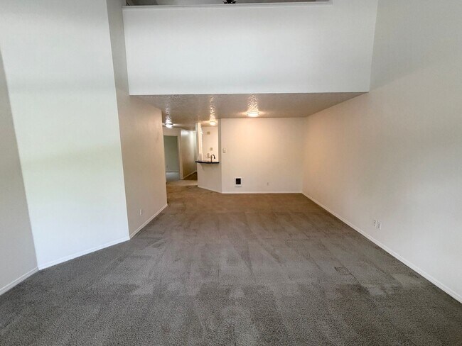 Building Photo - Super Cute Spacious 2BD 2BA in the Hillsdale Neighborhood!