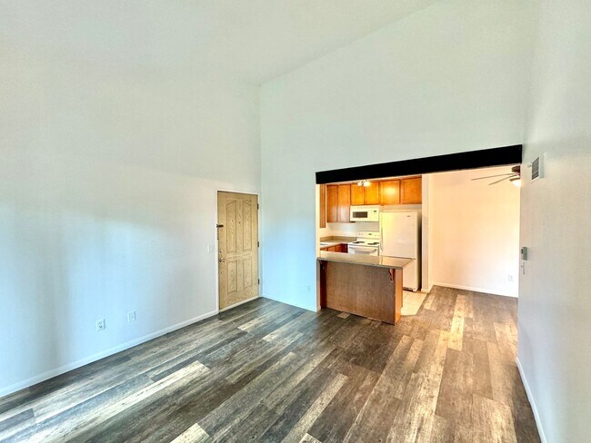 Building Photo - Great 1B/1BA Condo in Gated Community in E...