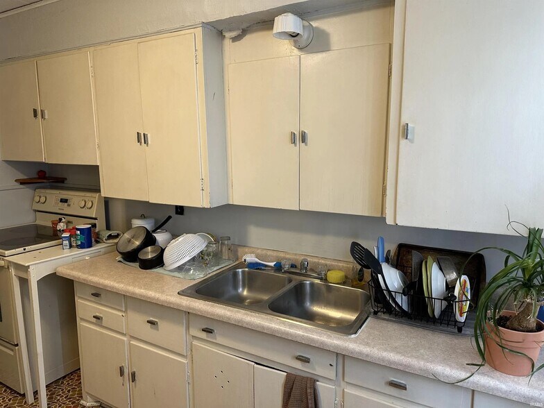 Building Photo - 1401 N Linden St