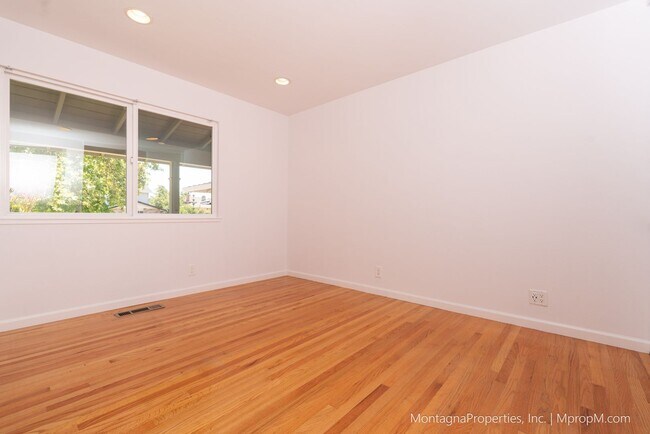 Building Photo - Beautiful, meticulously updated and  maint...
