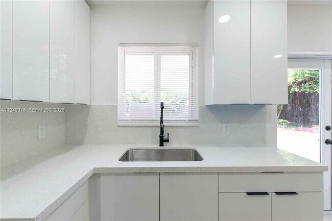 Building Photo - 1167 NW 9th Ave