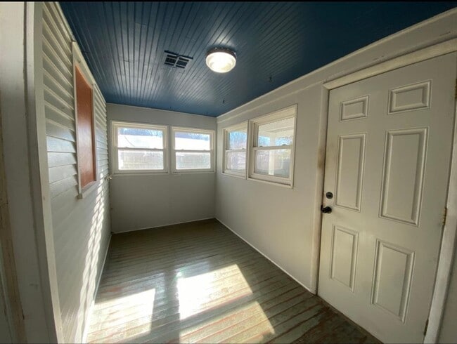 Building Photo - Charming 2-bedroom, 1 bathroom home.