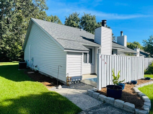 Building Photo - 11 Mulberry Ln