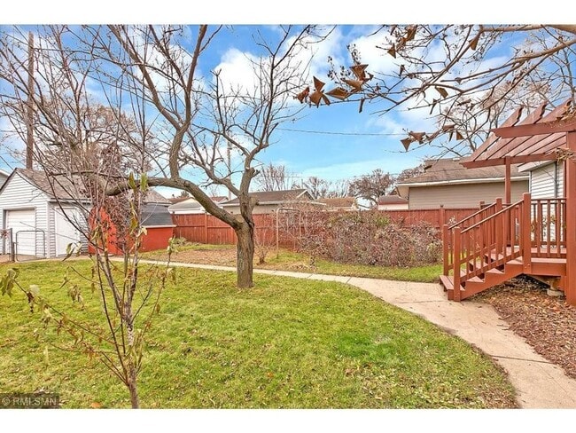 Building Photo - 3 bedroom 2 bathroom house with detached g...
