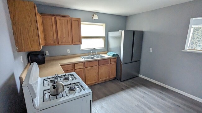 Building Photo - 616 White Oak Dr