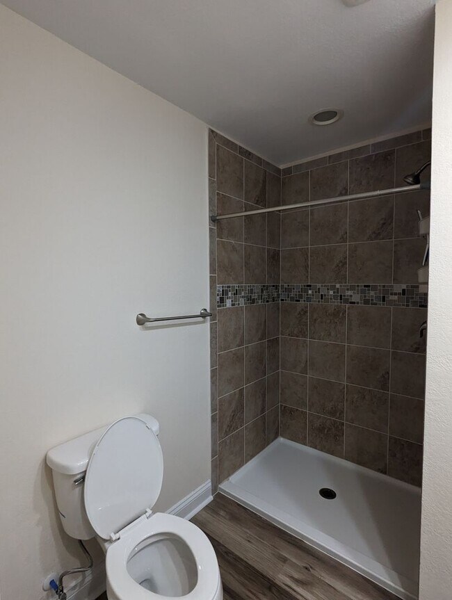 Building Photo - Colonial Heights