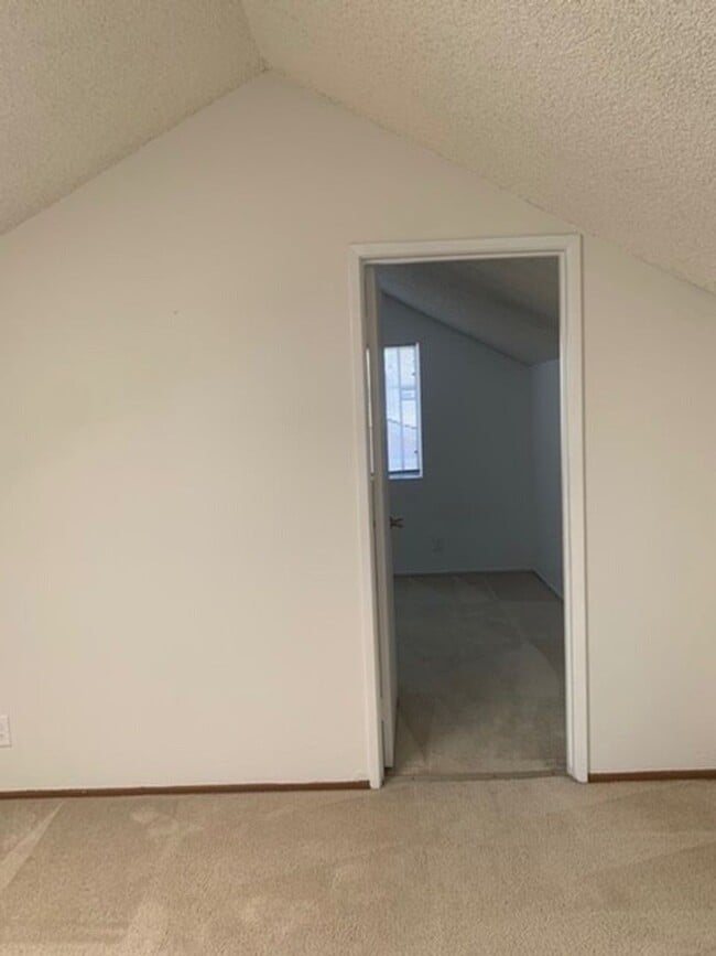 Building Photo - 4 Bed/2 Bath Spacious Home with Big Backyard and New Laminate & Carpet - Union City