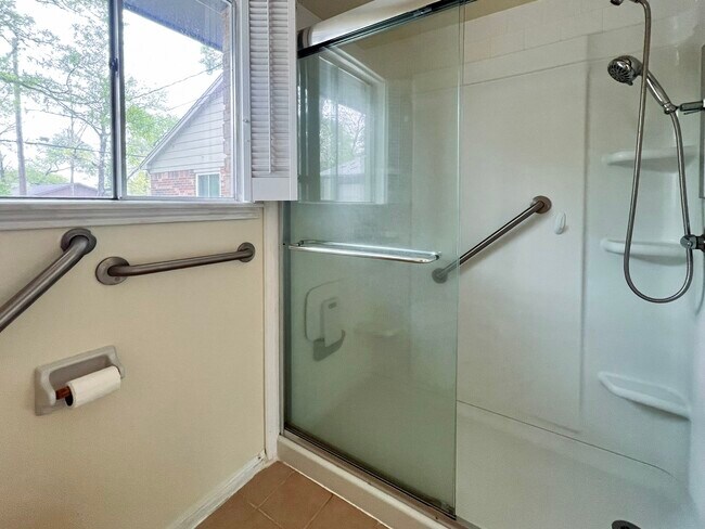 Building Photo - 401 Rolling Hills Dr W