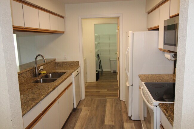 Building Photo - 1411 Heatherwood Ln