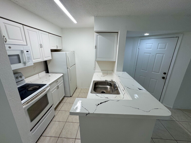 Building Photo - 2866 S University Dr