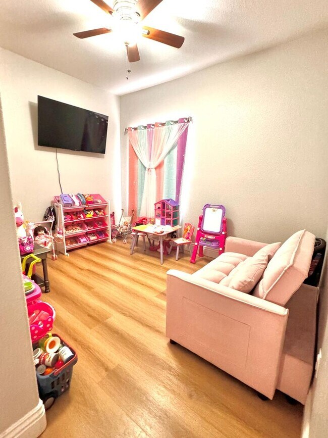 Building Photo - Beautiful spacious 2 bedroom 2 bathroom co...