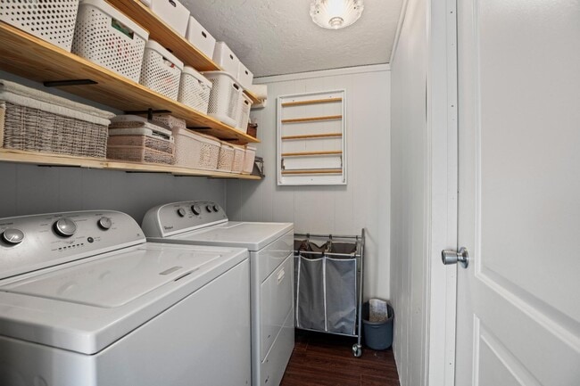 Building Photo - 319 Hideaway Lane Central