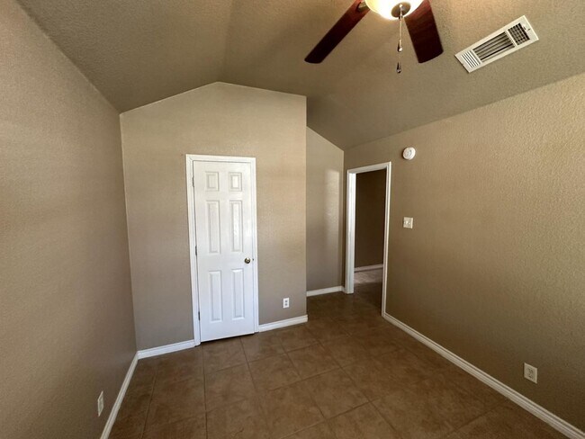 Building Photo - AVAILABLE NOW!