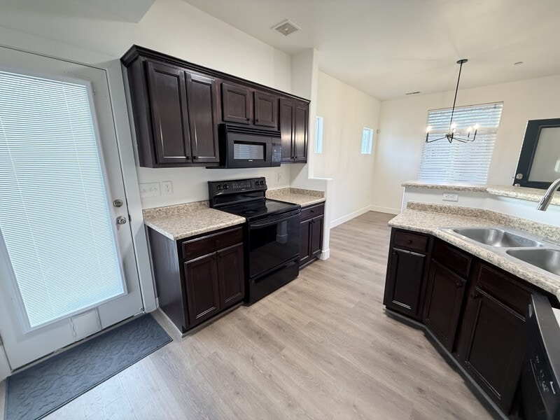 Building Photo - 4799 Topcrest Dr