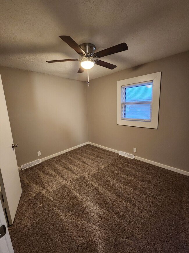 Building Photo - AVAILABLE NOW! Liberty Home 3 Bed 2 Bath 2...