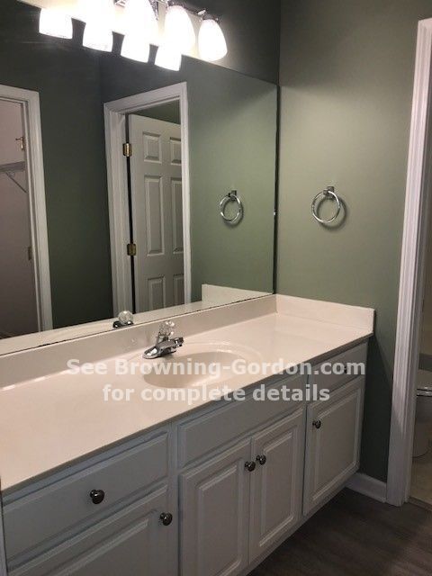 Building Photo - Pristine 2 bedroom that is cute as can be!
