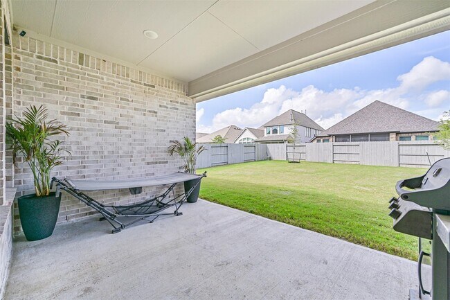 Building Photo - 5010 Walnut Grv Ln