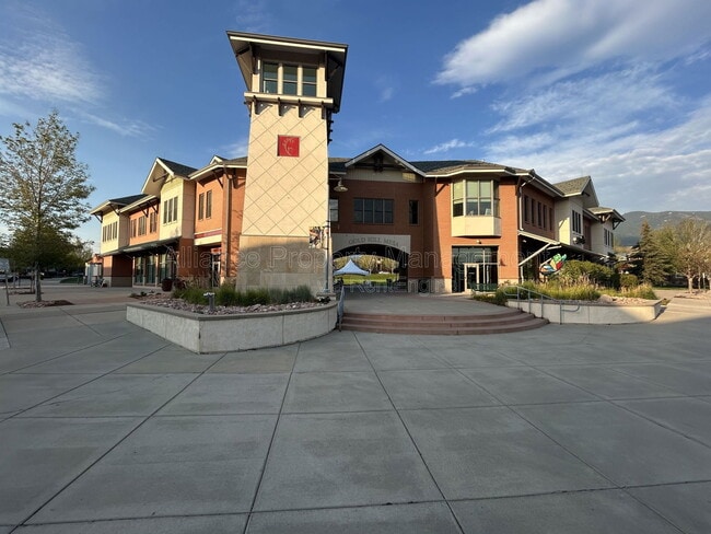 Building Photo - 1168 Solitaire St